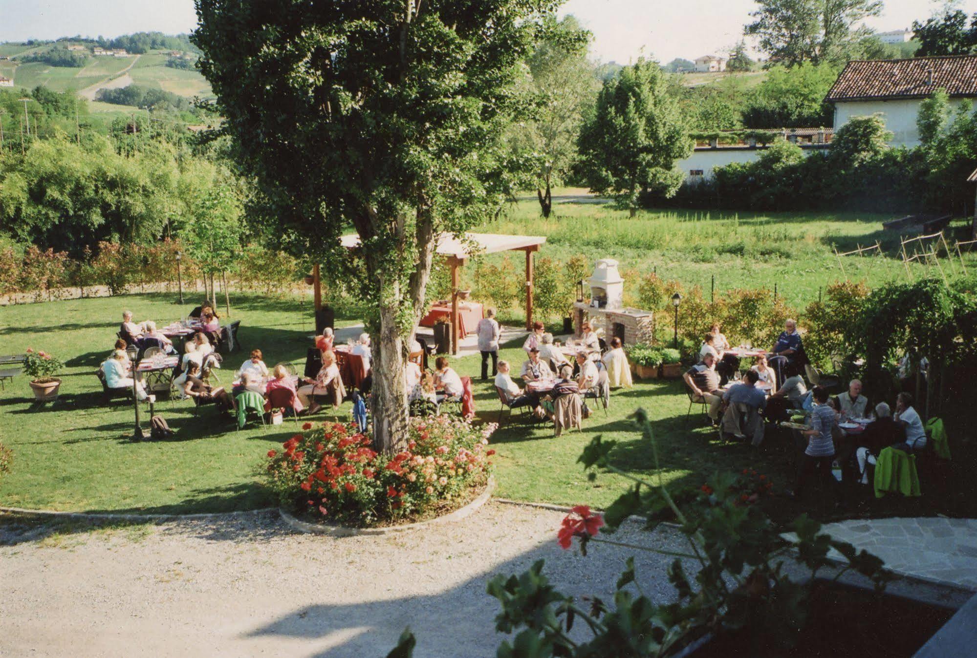 Cascina Rocca - Guest House Castiglione Falletto Buitenkant foto